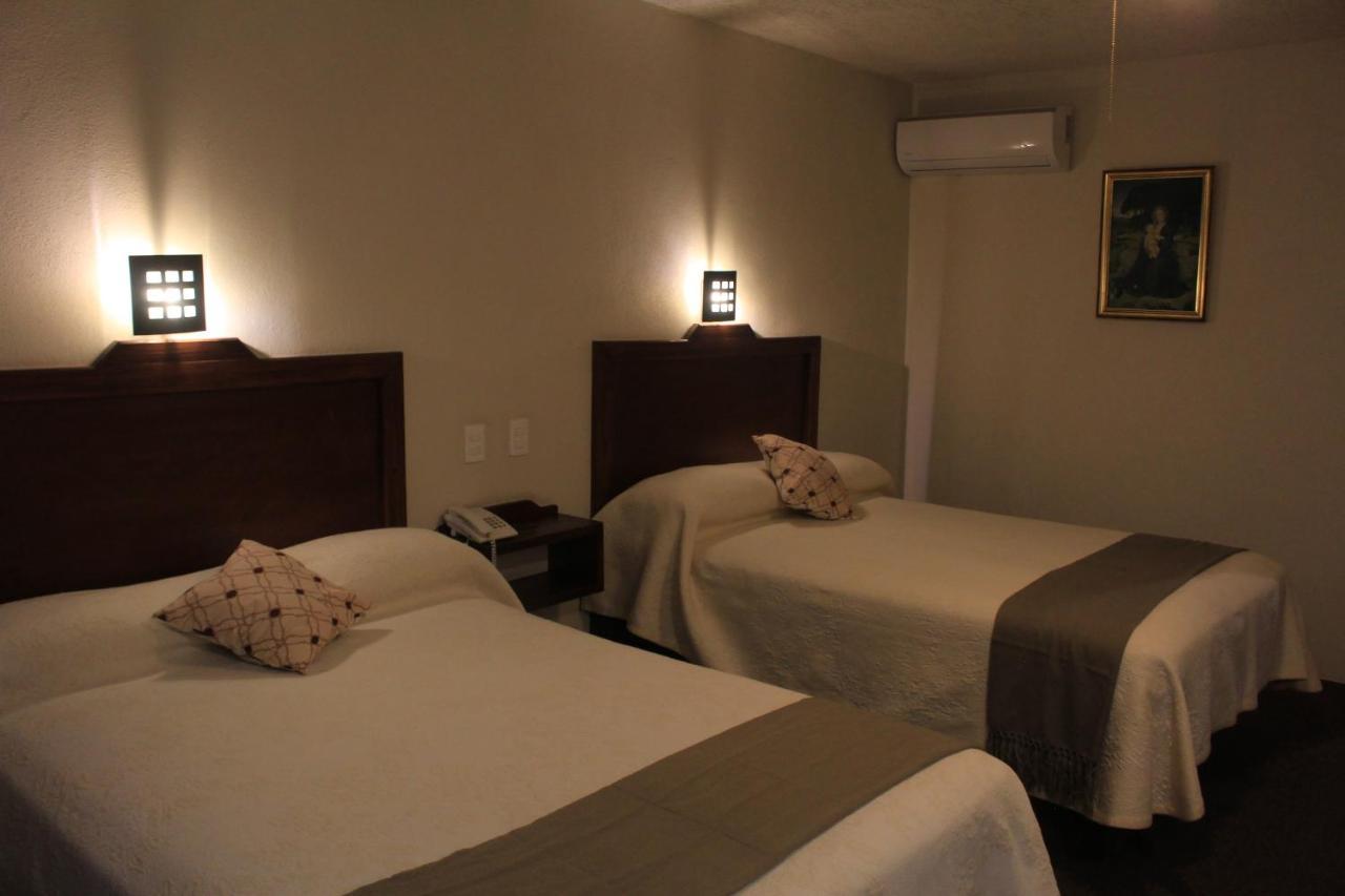 Hotel Meson Del Puente Acámbaro Esterno foto